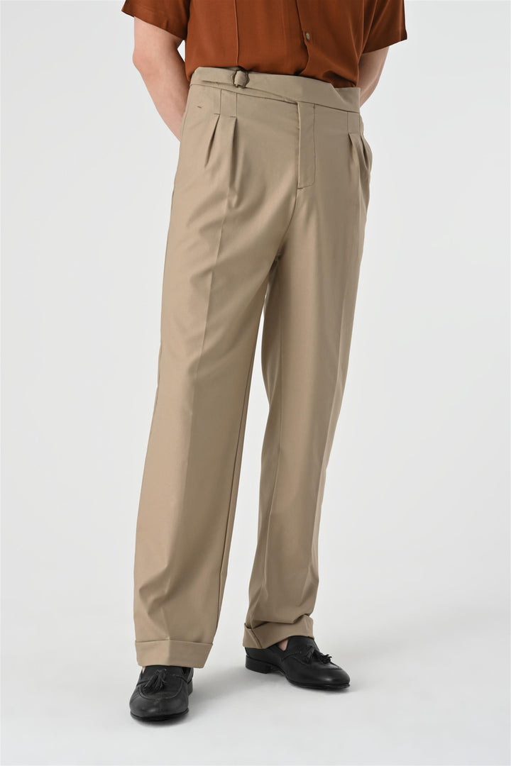 Pantaloni a pieghe con dettaglio fibbia a vita alta beige scuro da uomo - Wessi