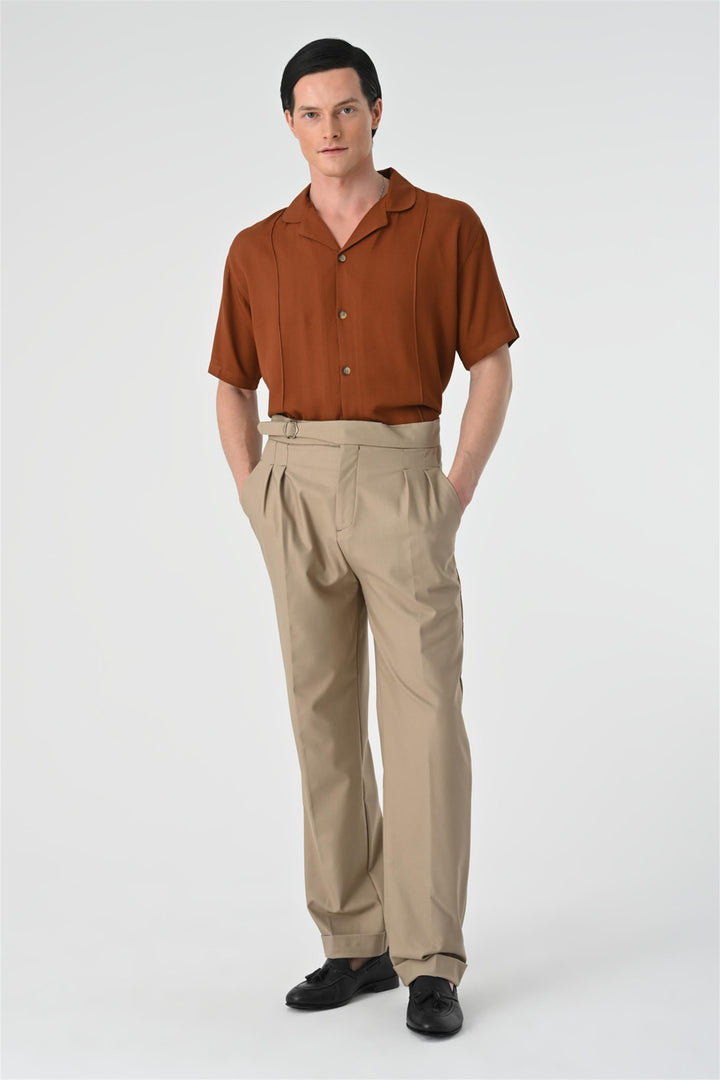 Pantaloni a pieghe con dettaglio fibbia a vita alta beige scuro da uomo - Wessi