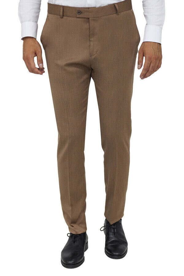 Brown سترة، Beige بنطلون، Blue قميص، وربطة عنق بنمط بايزل - مظهر كلاسيكي حديث - ويسي
